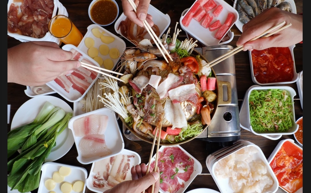 Rayakan Tahun Baru Dengan Pesta Makan Bersama